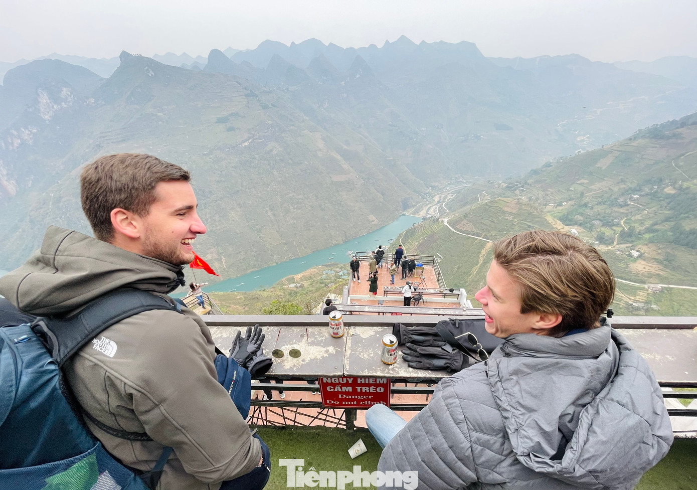 Hai du khách người Hà Lan lần đầu đặt chân đến Hà Giang đã vô cùng sửng sốt trước khung cảnh hùng vỹ nơi đây, họ dự kiến sẽ lưu trú lại Việt Nam 3 tuần để cùng khám phá, chinh phục trọn vẹn các tỉnh Tây Bắc. Hai du khách người Hà Lan lần đầu đặt chân đến Hà Giang đã vô cùng sửng sốt trước khung cảnh hùng vỹ nơi đây, họ dự kiến sẽ lưu trú lại Việt Nam 3 tuần để cùng khám phá, chinh phục trọn vẹn các tỉnh Tây Bắc.