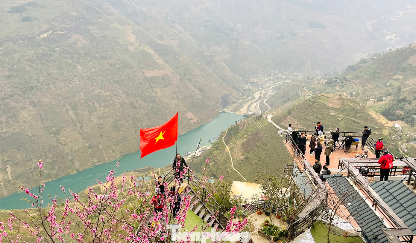 Toàn cảnh dòng sông Nho Quế và núi đá nhìn từ trên cao rất ấn tượng. Toàn cảnh dòng sông Nho Quế và núi đá nhìn từ trên cao rất ấn tượng.