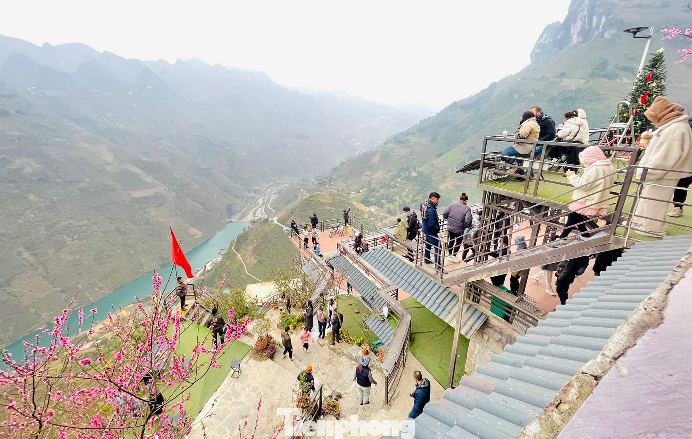 Cùng nhau lưu giữ những bức ảnh ấn tượng về khung cảnh hùng vỹ nơi đây. Cùng nhau lưu giữ những bức ảnh ấn tượng về khung cảnh hùng vỹ nơi đây.