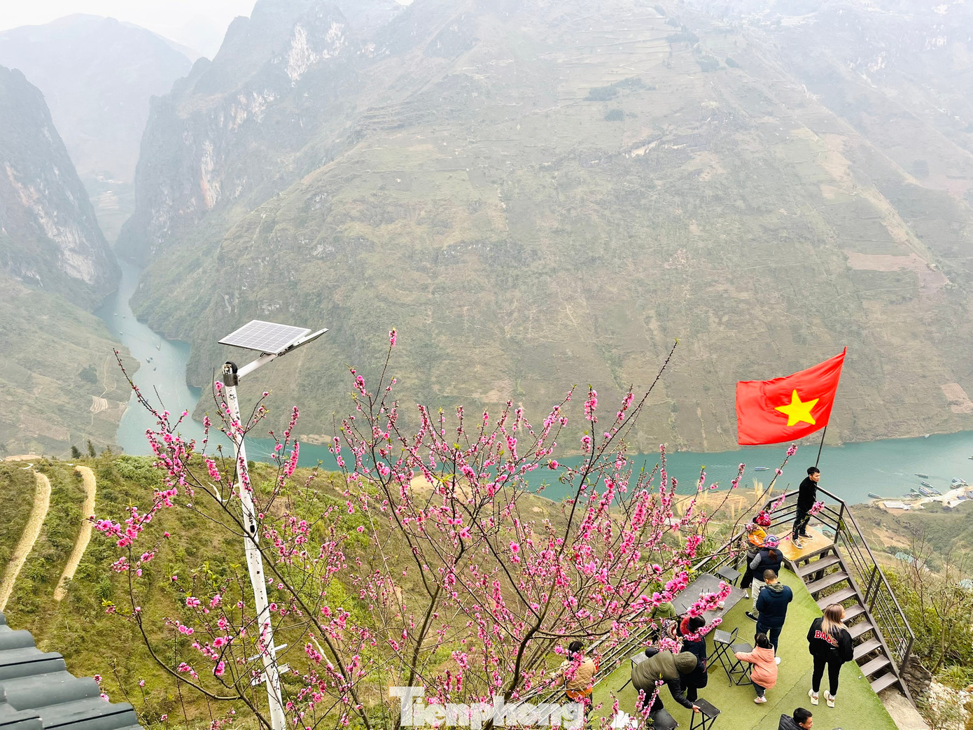 Từ địa điểm trên đỉnh đèo, có thể ngắm trọn vẹn những đỉnh núi tai mèo hùng vĩ, với dòng sông Nho Quế thơ mộng ở dưới... Từ địa điểm trên đỉnh đèo, có thể ngắm trọn vẹn những đỉnh núi tai mèo hùng vĩ, với dòng sông Nho Quế thơ mộng ở dưới...