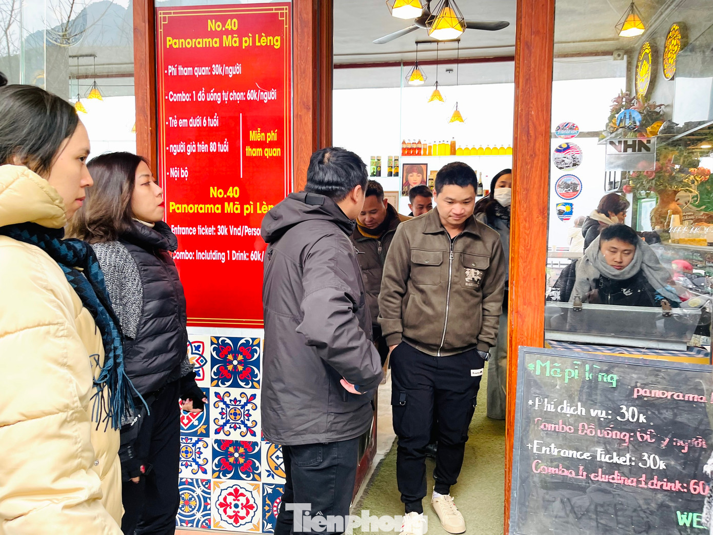 Du khách xếp hàng mua vé vào tham quan thắng cảnh. Du khách xếp hàng mua vé vào tham quan thắng cảnh.