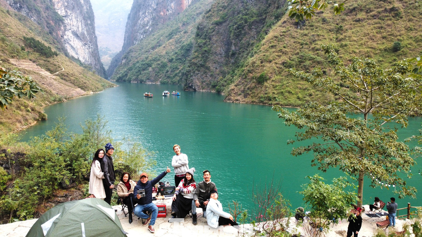 Để hình thành danh thắng kỳ vĩ độc nhất này của vùng cao nguyên đá Đồng Văn, hẻm Tu Sản phải trải qua quá trình hình thành từ hàng triệu năm trước, dưới tác động của nhiều lần biến đổi về địa chất. Những ngày đầu xuân năm mới, giới trẻ nô nức đổ về check-in lưu giữ khoảnh khắc với khung cảnh hùng vỹ nơi đây. Để hình thành danh thắng kỳ vĩ độc nhất này của vùng cao nguyên đá Đồng Văn, hẻm Tu Sản phải trải qua quá trình hình thành từ hàng triệu năm trước, dưới tác động của nhiều lần biến đổi về địa chất. Những ngày đầu xuân năm mới, giới trẻ nô nức đổ về check-in lưu giữ khoảnh khắc với khung cảnh hùng vỹ nơi đây.