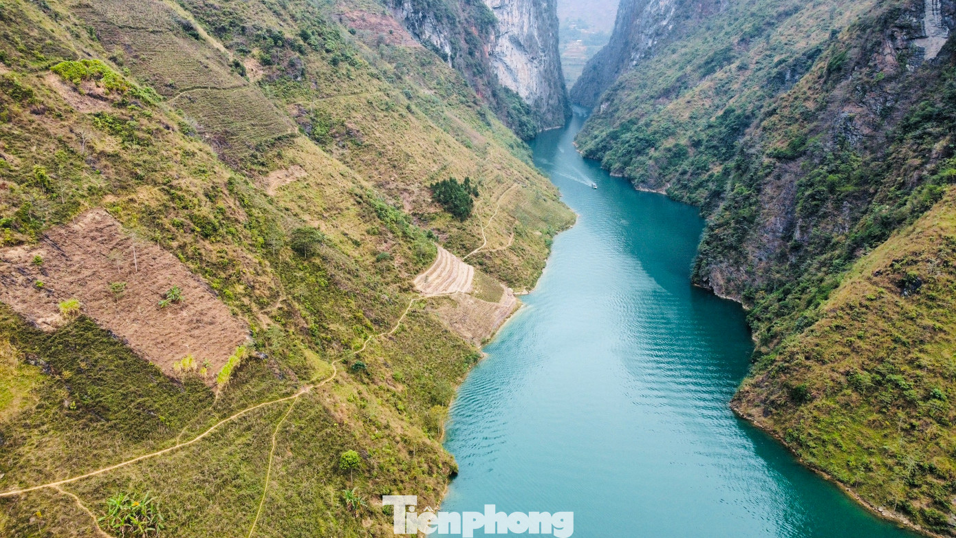 Một địa điểm không thể không nhắc tới là hẻm vực Tu Sản, nơi được mệnh danh là Đệ Nhất Hùng Quan, được công nhận là hẻm vực sâu nhất Việt Nam thậm chí là cả Đông Nam Á. Hẻm Tu Sản có chiều cao vách đá dựng đứng lên tới 700–800m, với chiều dài 1,7km và chiều sâu 700 – 900m. Một địa điểm không thể không nhắc tới là hẻm vực Tu Sản, nơi được mệnh danh là Đệ Nhất Hùng Quan, được công nhận là hẻm vực sâu nhất Việt Nam thậm chí là cả Đông Nam Á. Hẻm Tu Sản có chiều cao vách đá dựng đứng lên tới 700–800m, với chiều dài 1,7km và chiều sâu 700 – 900m.