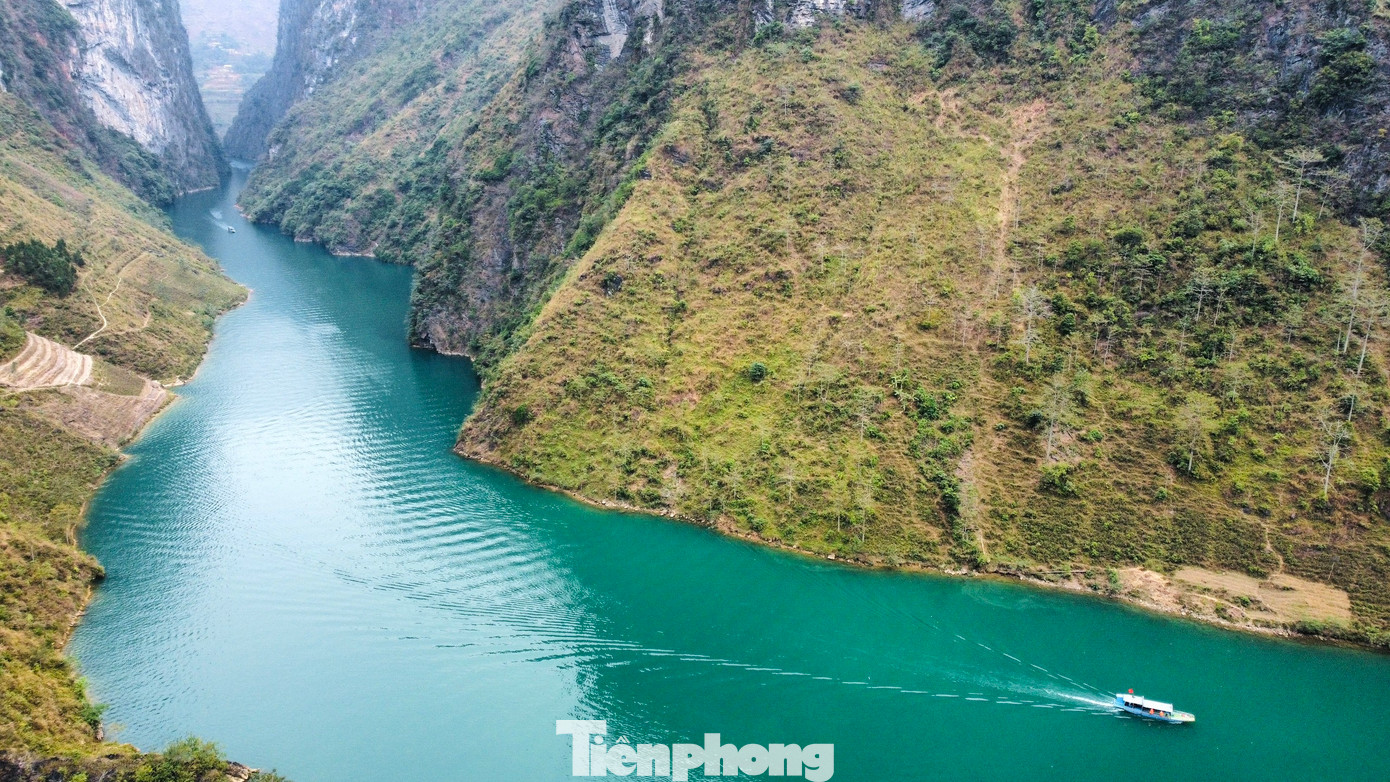 Hà Giang là tỉnh cực Bắc của đất nước, nổi tiếng với những thắng cảnh như: Cao nguyên đá Đồng Văn, Cổng trời và núi đôi Quản Bạ, đèo Mã Pì Lèng, dòng Nho Quế, Cột cờ Lũng Cú… Hà Giang là tỉnh cực Bắc của đất nước, nổi tiếng với những thắng cảnh như: Cao nguyên đá Đồng Văn, Cổng trời và núi đôi Quản Bạ, đèo Mã Pì Lèng, dòng Nho Quế, Cột cờ Lũng Cú…