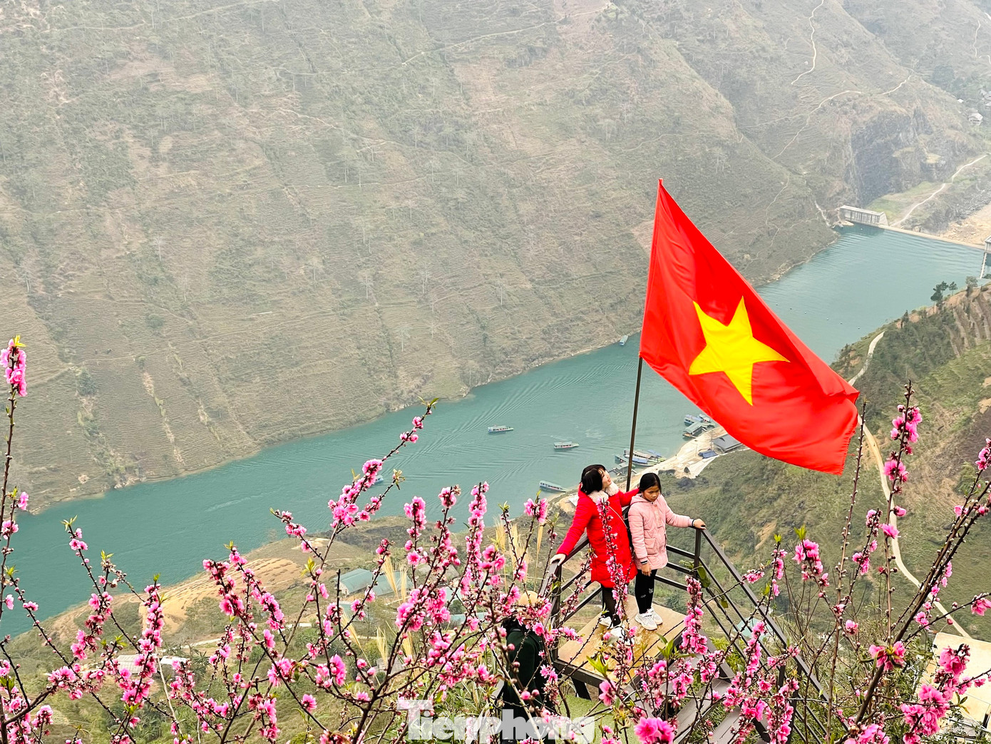 Nhiều nhà đã lựa chọn Hà Giang, đưa cả gia đình lên đây hít thở không khí vùng núi Tây Bắc. Nhiều nhà đã lựa chọn Hà Giang, đưa cả gia đình lên đây hít thở không khí vùng núi Tây Bắc.