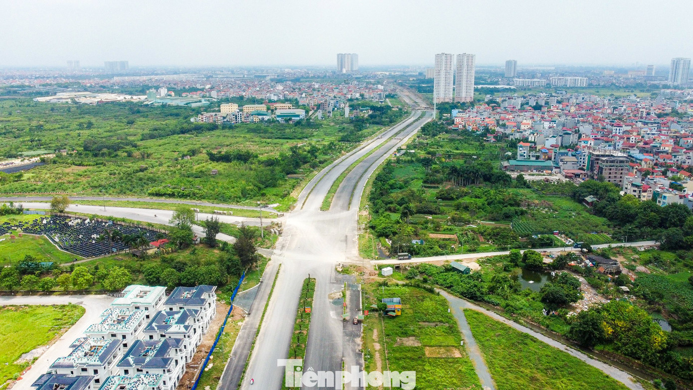 Hiện tại đang triển khai lắp hệ thống đèn chiếu sáng, cống thoát nước, vạch kẻ đường... Hiện tại đang triển khai lắp hệ thống đèn chiếu sáng, cống thoát nước, vạch kẻ đường...