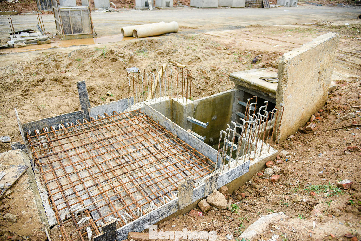 Tuy nhiên dự án vẫn đang gặp khó khăn, vướng mắc trong việc giải phóng mặt bằng, làm ảnh hướng lớn đến tiến độ của dự án. Tuy nhiên dự án vẫn đang gặp khó khăn, vướng mắc trong việc giải phóng mặt bằng, làm ảnh hướng lớn đến tiến độ của dự án.