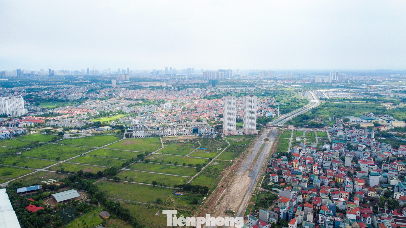 Hiện tại tuyến đường vành đai 3,5 từ đoạn giao với đường 422B (cầu Hậu Ái) chạy xuống các Khu đô thị như Vườn Cam, An Lạc,… vẫn chưa xong nhiều hạng mục và vắng bóng công nhân nhà thầu làm việc. Hiện tại tuyến đường vành đai 3,5 từ đoạn giao với đường 422B (cầu Hậu Ái) chạy xuống các Khu đô thị như Vườn Cam, An Lạc,… vẫn chưa xong nhiều hạng mục và vắng bóng công nhân nhà thầu làm việc.