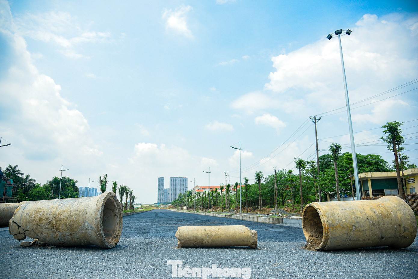 Các khối bê tông cỡ lớn phục vụ thi công cống thoát nước nằm la liệt ngay trên lòng đường. Các khối bê tông cỡ lớn phục vụ thi công cống thoát nước nằm la liệt ngay trên lòng đường.