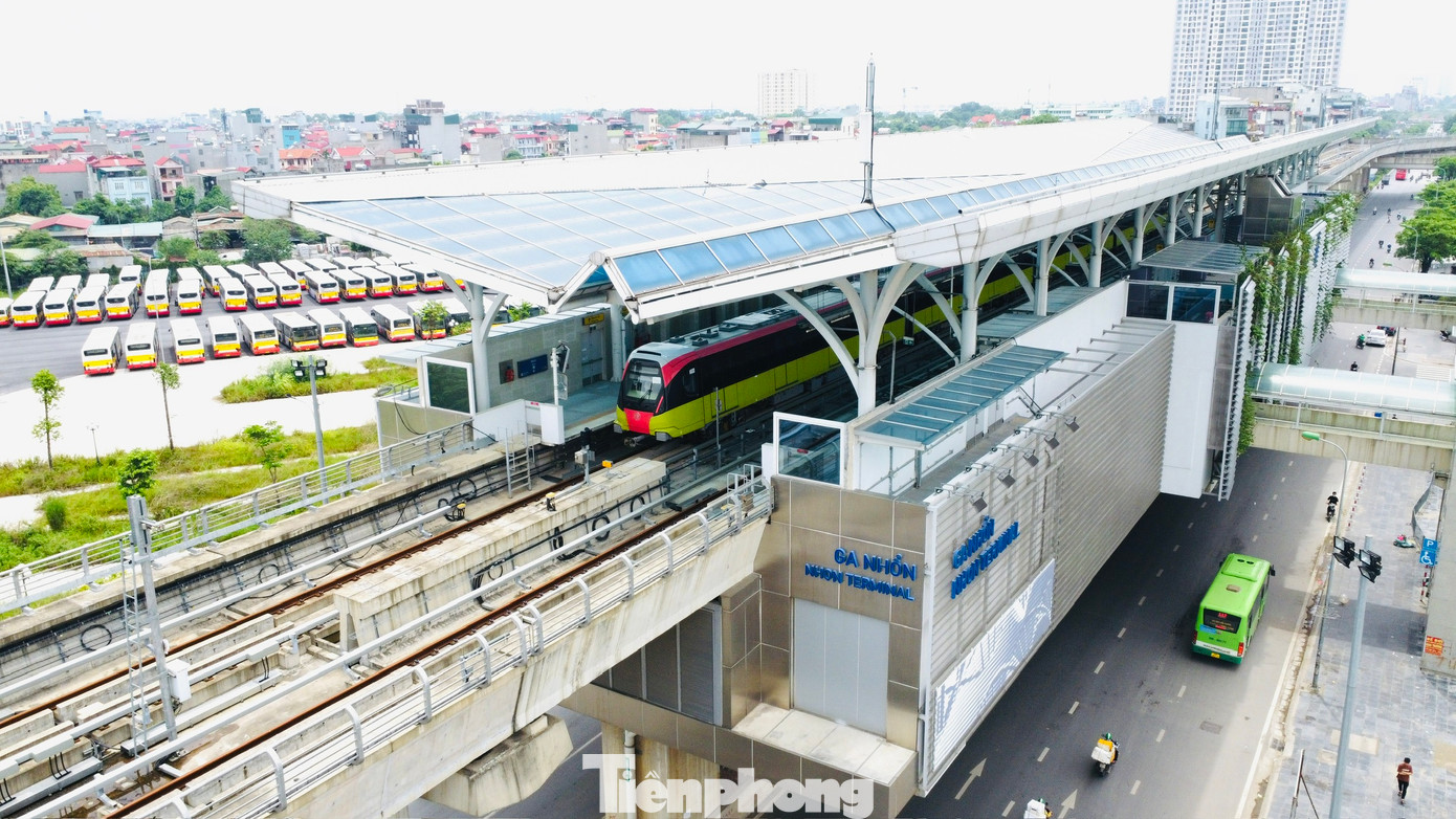 Đường sắt Nhổn - ga Hà Nội có chiều dài 12,5 km, gồm 8,5 km trên cao và 4km đi ngầm. Dự án này khởi công sớm hơn dự án đường sắt Cát Linh - Hà Đông. Sau hơn 13 năm thi công, hiện đã bị đội vốn từ hơn 18.000 tỷ đồng lên 34.826 tỷ đồng (gần gấp đôi), ngoài ra, số tiền bị phạt do chậm bàn giao mặt bằng khoảng 6 nghìn tỷ đồng.