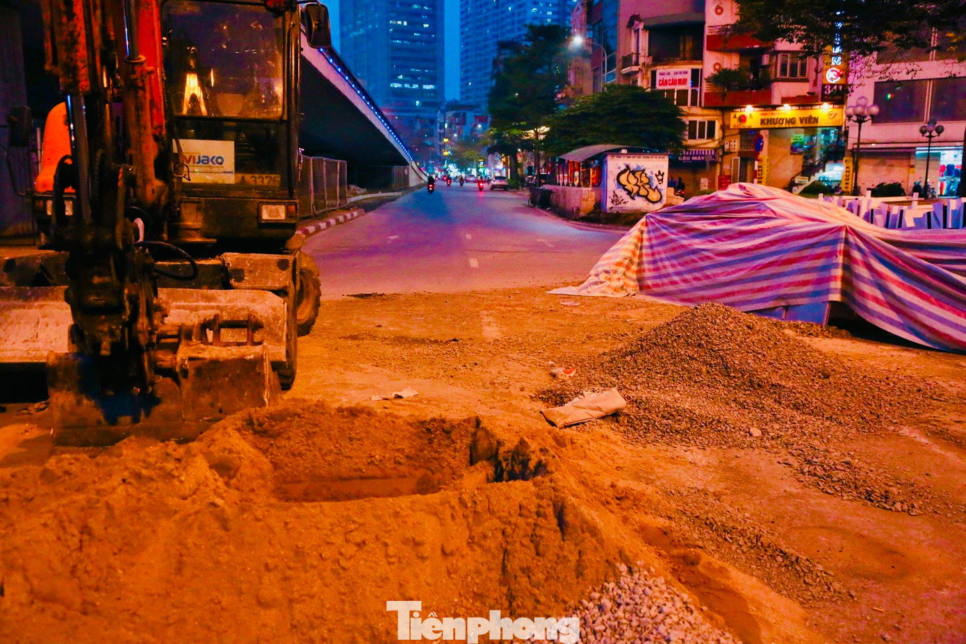 Sau khi di chuyển cây xanh, nhà thầu sẽ thi công kết cấu mặt đường. Trong đó, điều chỉnh thu hẹp dải phân cách dưới chân cầu vượt Ngã Tư Sở, để mở rộng điểm cho các xe quay đầu theo 2 hướng Nguyễn Trãi (trụ P7 - P8) và Tây Sơn (trụ P2 - P3).