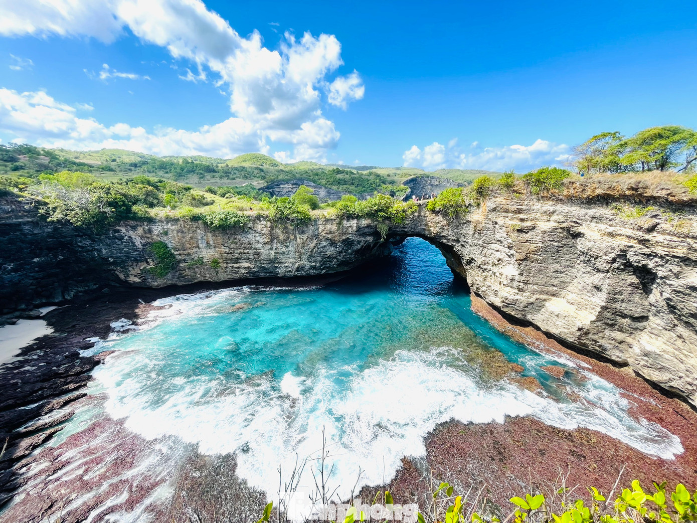 &quot;Broken Beach&quot; trông giống như một cổng tò vò khổng lồ ngăn cách biển bên ngoài với hồ nước tự nhiên xanh ngắt ở bên trong. Phía dưới Broken là dải trầm tích được mài mòn theo thời gian bởi những con sóng.