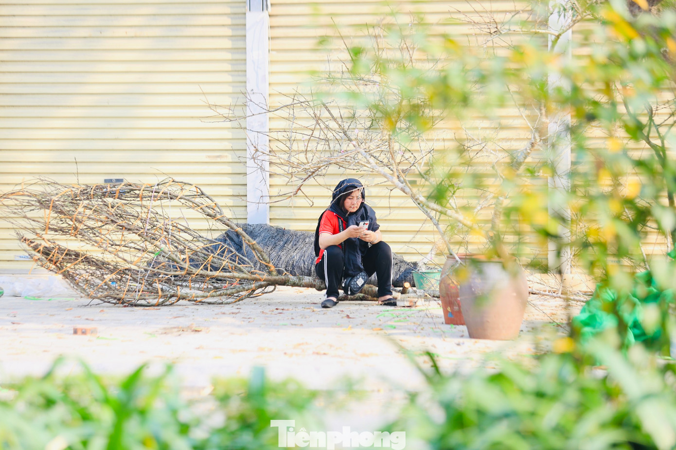 Chiều 30 Tết, nhiều tiểu thương buôn bán ế ẩm, ngao ngán ngồi ngóng những vị khách cuối cùng.