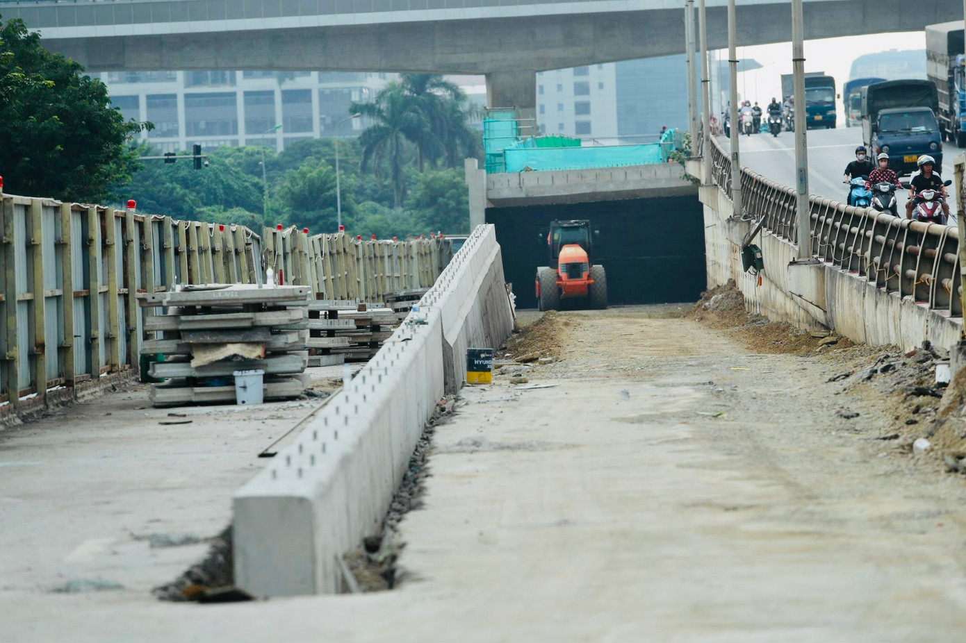 Hiện tại, công tác lao lắp dầm cầu đang được tập trung đẩy nhanh tiến độ và đã lao được 8/18 nhịp.