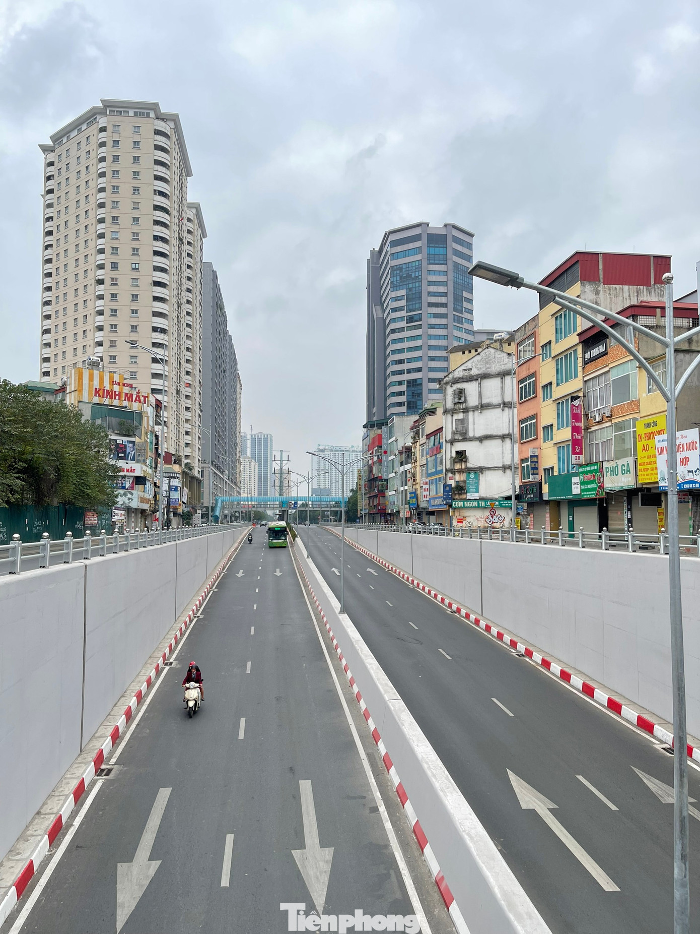 Hầm chui Lê Văn Lương. Hầm chui Lê Văn Lương.