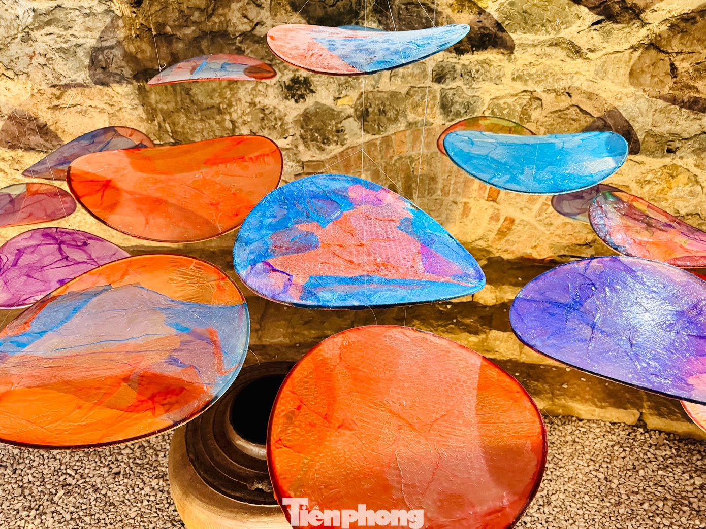 Những chiếc chum được đặt ở từng khoang, góp vai trò quan trọng trong việc tạo ra hệ âm thanh sống động. Du khách sẽ được trải nghiệm âm thanh của những tiếng nước tự nhiên từ thuở sơ khai gồm nước sông, nước trong khe, nước suối, nước mưa, nước ngầm, và nước biển khi tham quan triển lãm.