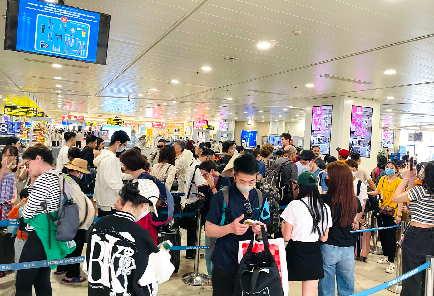 Tại khu vực kiểm tra an ninh, nhiều hành khách cũng phải xếp hàng khá lâu mới đến lượt.