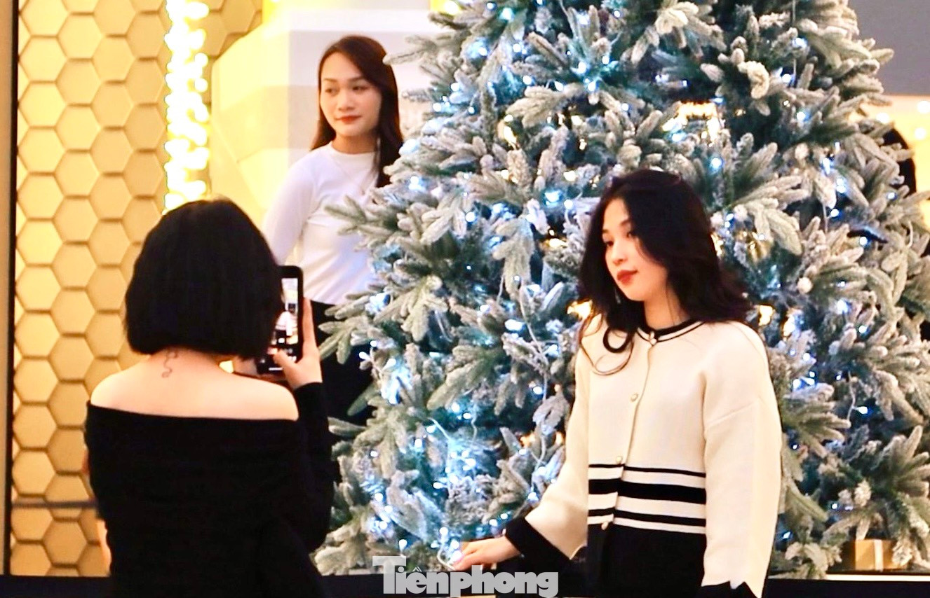 Các bạn trẻ chụp hình bên những tiểu cảnh trang trí Noel bắt mắt.