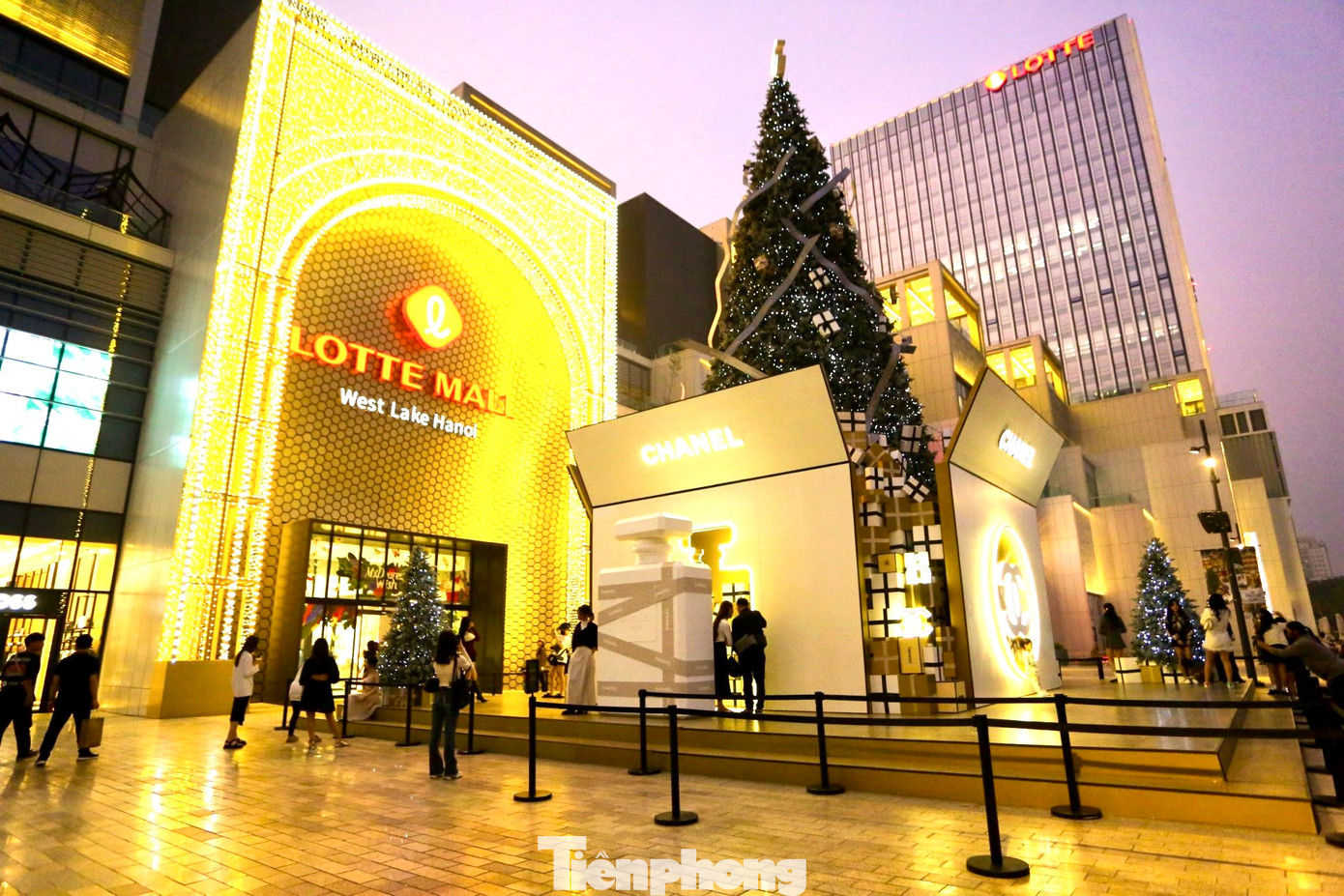 Khu vực trang trí thường nằm ngay mặt tiền của tòa nhà để thu hút sự chú ý của người dân khi đi qua.