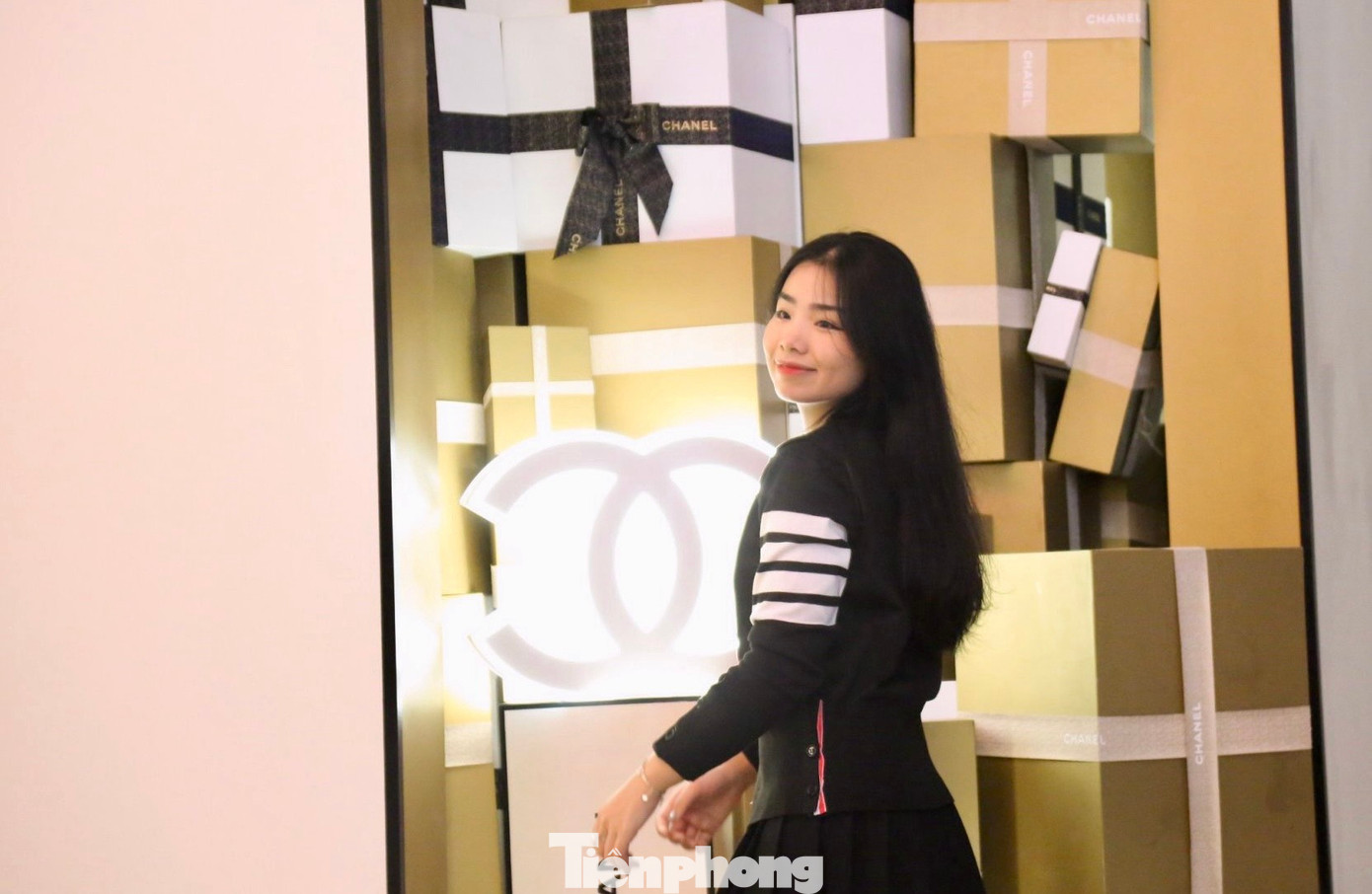 Các bạn trẻ chụp hình bên những tiểu cảnh trang trí Noel bắt mắt.