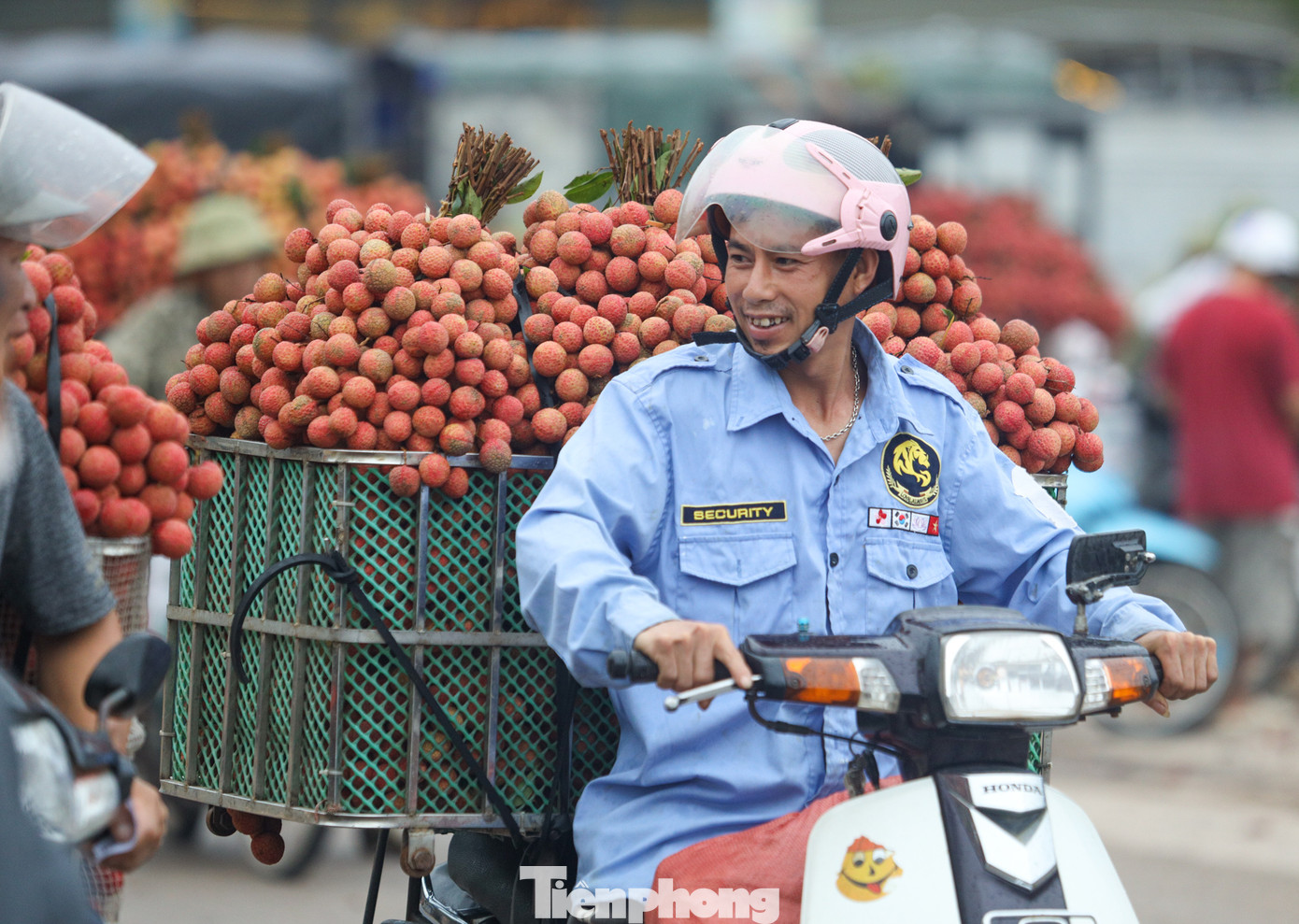 Nụ cười rạng rỡ của người nông dân về một năm bội thu.