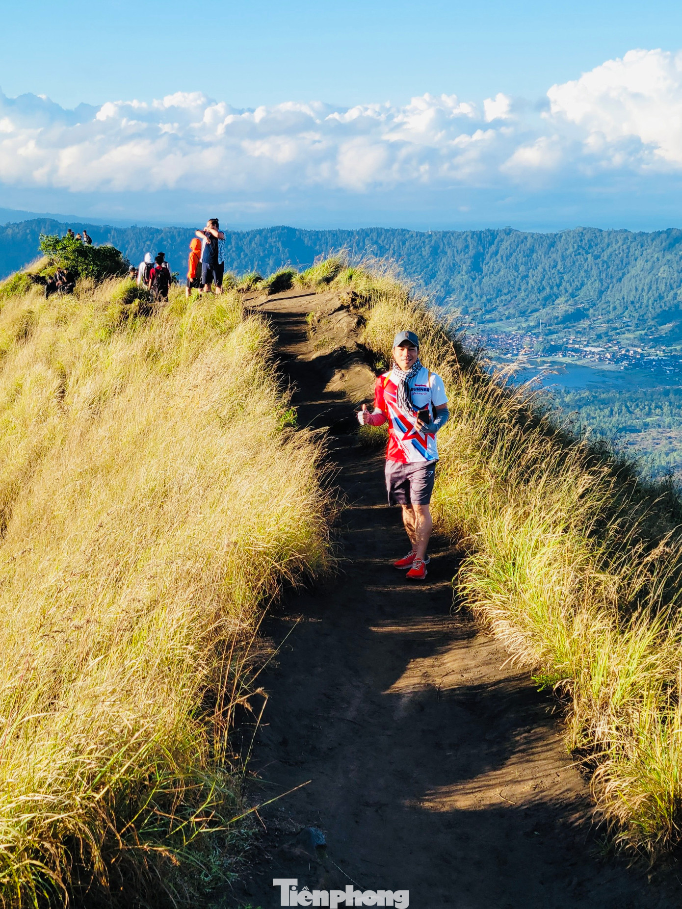 Hành trình trekking chỉ kéo dài 5km nhưng không dễ dàng vì độ dốc khá cao. Trung bình mỗi du khách sẽ mất từ 3-4 tiếng để lên đến đỉnh núi.