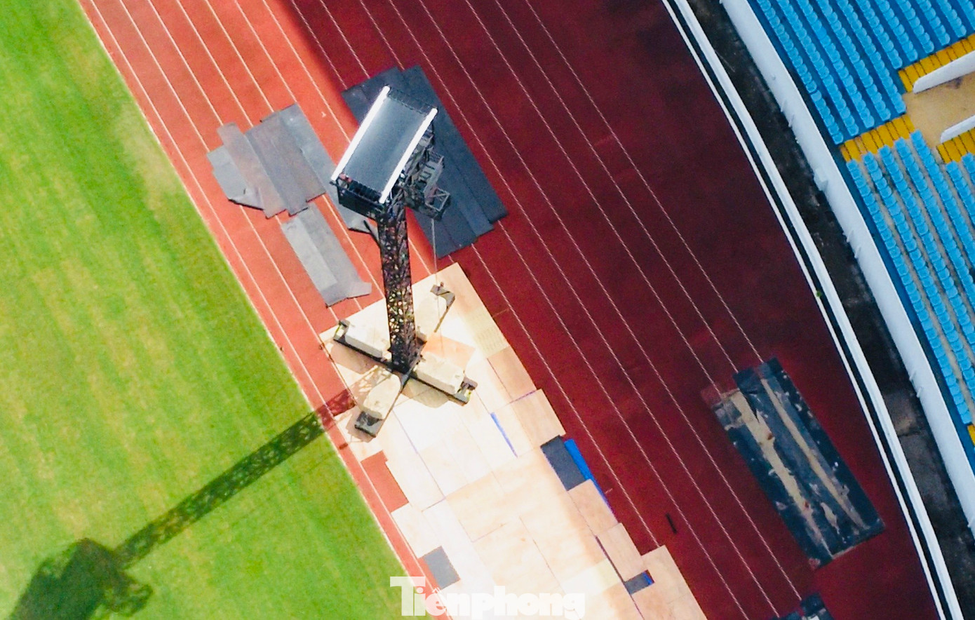 Công tác lắp đặt âm thanh, ánh sáng, đường dẫn bên cạnh sân khấu cũng đang được gấp rút hoàn thiện những khâu cuối cùng. Đường piste sân Mỹ Đình đã được trải thảm nền và chia khu vực.