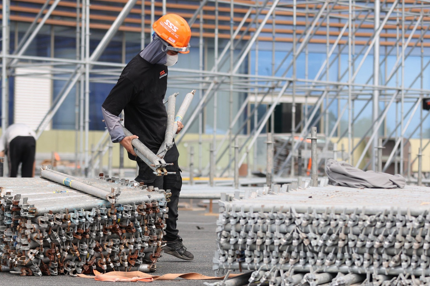 Các công nhân đang khẩn trương hoàn thiện những hạng mục cuối cùng để kịp khánh thành.