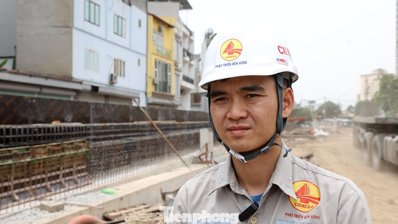 Trao đổi với PV báo Tiền Phong, anh Nguyễn Tuấn Nghĩa - Phó Giám đốc Ban Điều hành dự án Hầm chui Giải Phóng cho biết: "Hiện tại, mũi thi công tường chắn phía Đầm Hồng đã hoàn thành 2,5/6 đốt. Dự kiến đến ngày 30/5, nhà thầu sẽ hoàn thành 4/6 đốt trên phạm vi đã có mặt bằng. Tại mũi thi công đường, nhà thầu đã đào và lắp đặt được 180m cống D1500; ép cọc bê tông đã hoàn thành 1 đốt hầm kín, 3 đốt hầm hở".