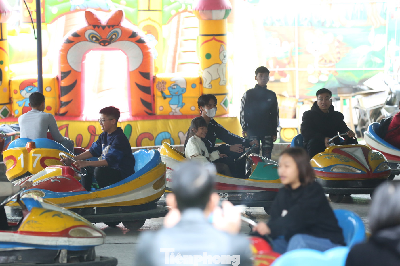 Khu trải nghiệm 'xe đụng' luôn thu hút đông khách.