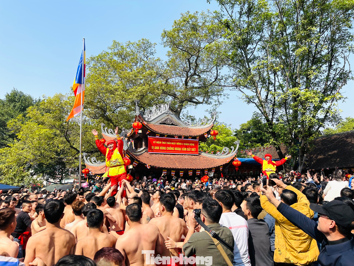 Các trai làng mình trần, khố đỏ đỡ tay các quan đám ngay ra sân đình. Trai giáp nào đón được quan đám đỏ của mình trước thì chạy ra trước không phân biệt thứ tự.