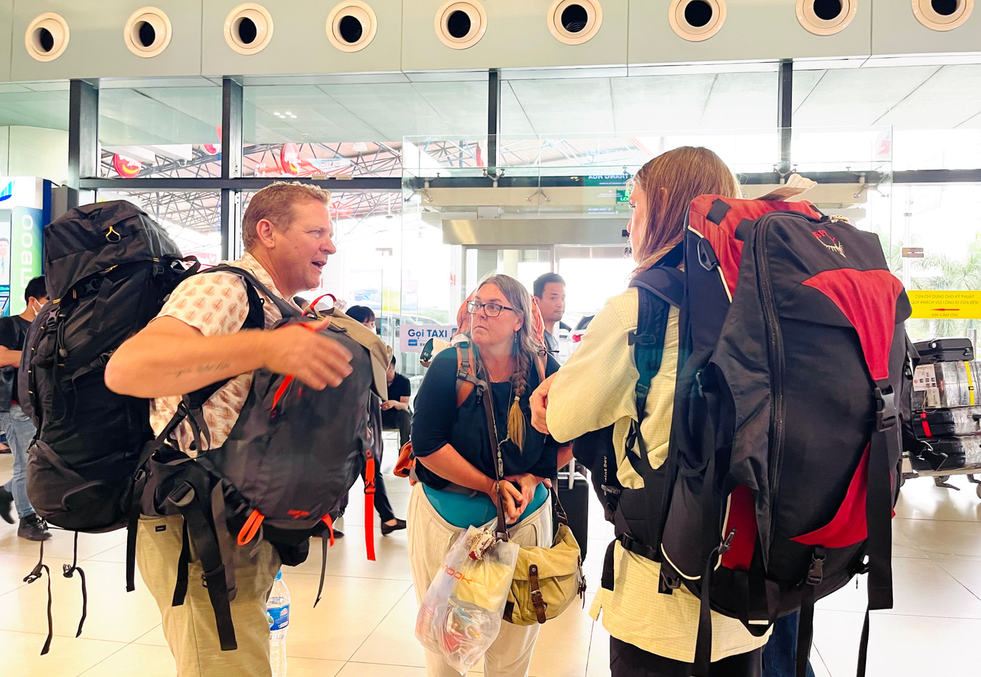 Cảng hàng không cũng triển khai mở tất cả cửa soát vé làn ra trong các khung giờ, bố trí tăng cường lực lượng an ninh phối hợp với Đồn công an Nội Bài điều tiết phương tiện, phân làn giao thông.