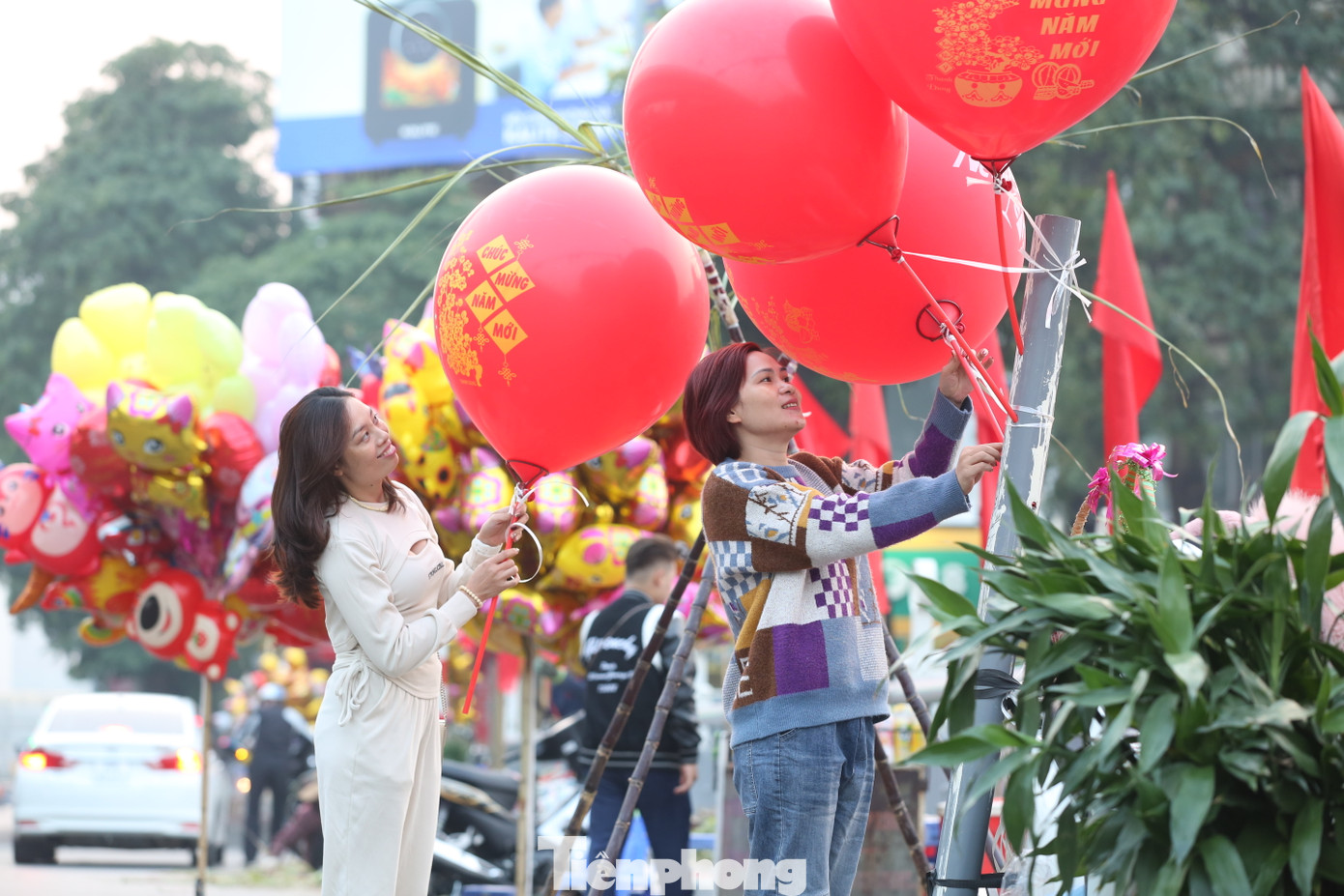 Nhiều bạn trẻ tranh thủ dạo chơi phố phường chiều 30 Tết mua bóng bay về trang trí cho gia đình.