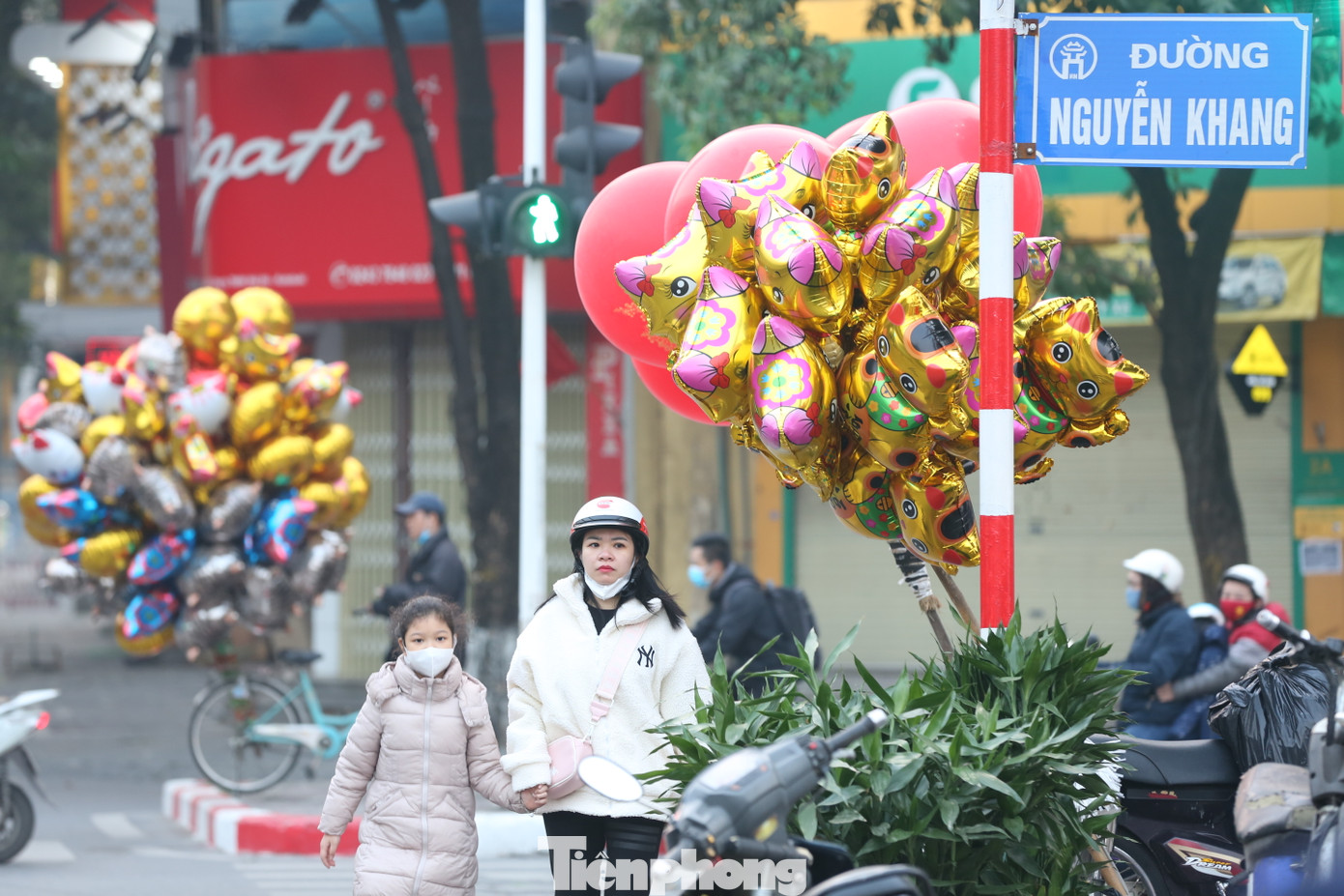 Nhiều gia đình tranh thủ dạo chơi chiều 30 Tết mua sắm những cành lộc lấy may mắn cho năm mới.