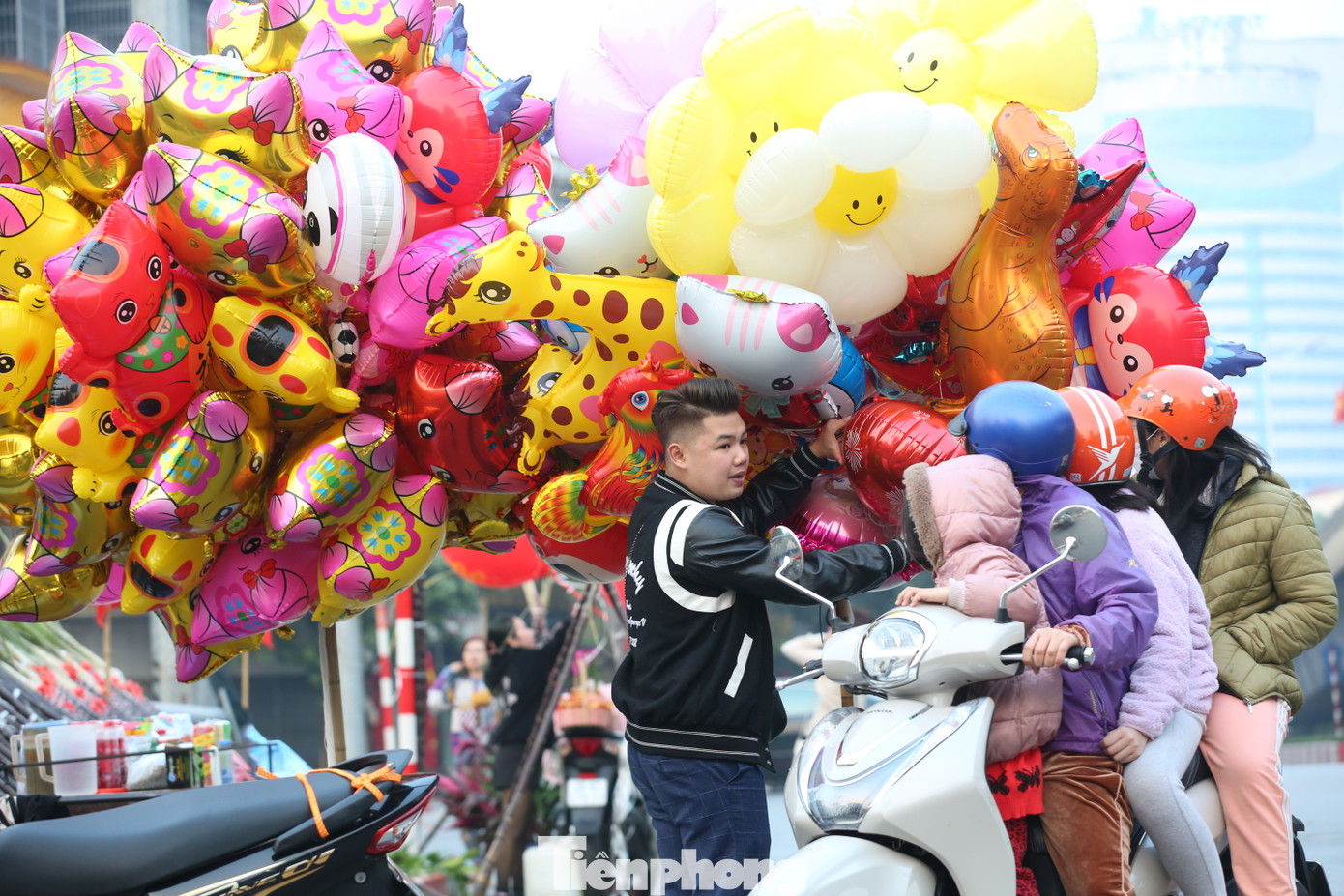 Bóng bay hình chú mèo ngộ nghĩnh thu hút nhiều bạn nhỏ ghé mua.