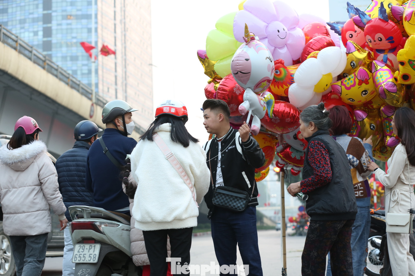 Những chùm bóng bay nhiều màu sắc với hình chú mèo ngộ nghĩnh được khá nhiều gia đình lựa chọn.