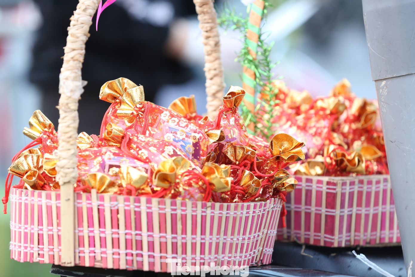 Những túi muối may mắn bên trong đựng cả gạo và diêm có giá từ 20 ngàn tới 50 ngàn đồng cũng là món hàng được nhiều người lựa chọn mua sau lễ giao thừa nhằm cầu may cho năm mới.