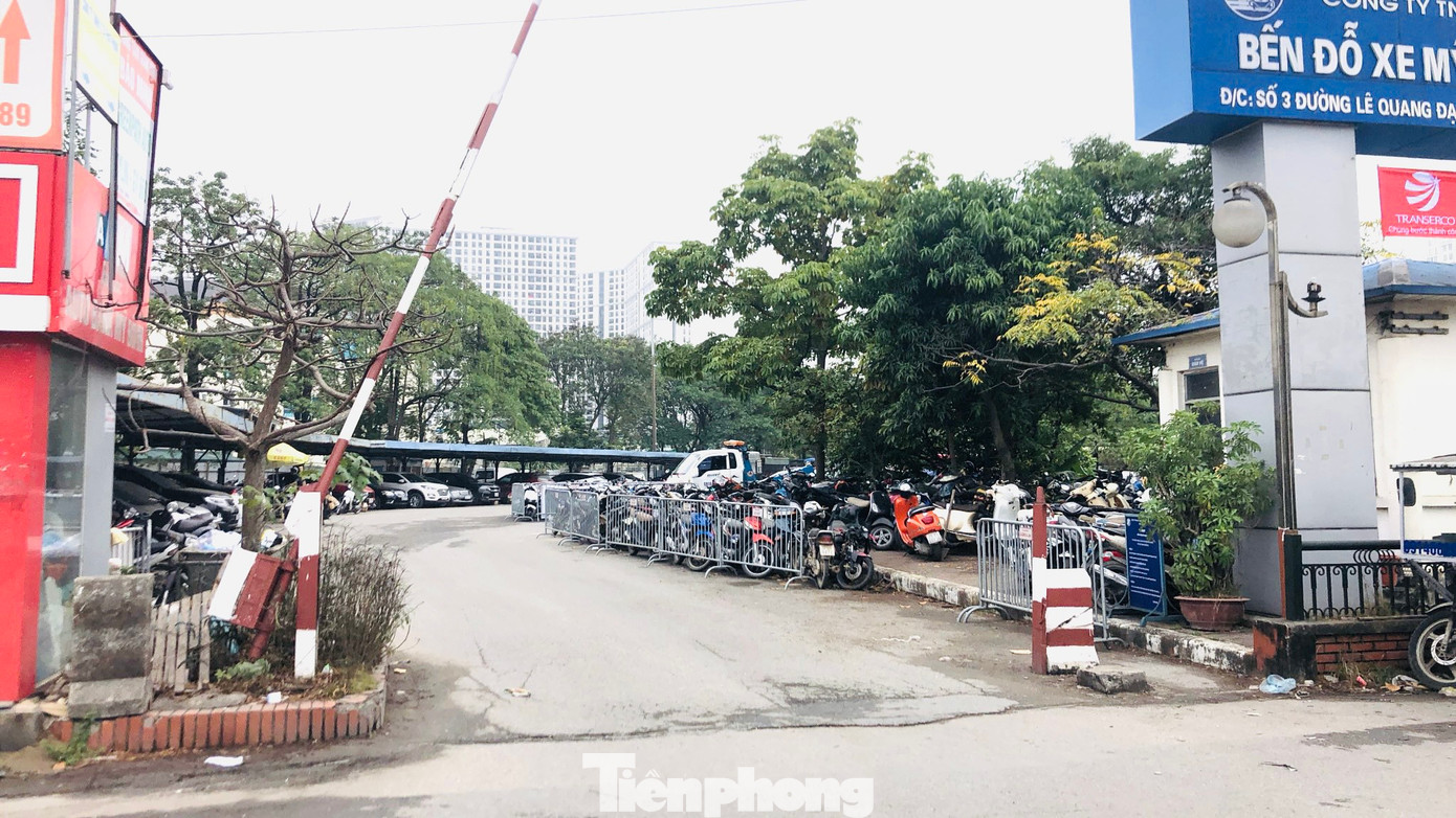 Trước đó, vào khoảng 10h ngày (10/1), hàng chục cảnh sát đã phong toả, khám xét Trung tâm Đăng kiểm xe cơ giới 2903S (số 3 Lê Quang Đạo, Mỹ Đình, quận Nam Từ Liêm, Hà Nội).