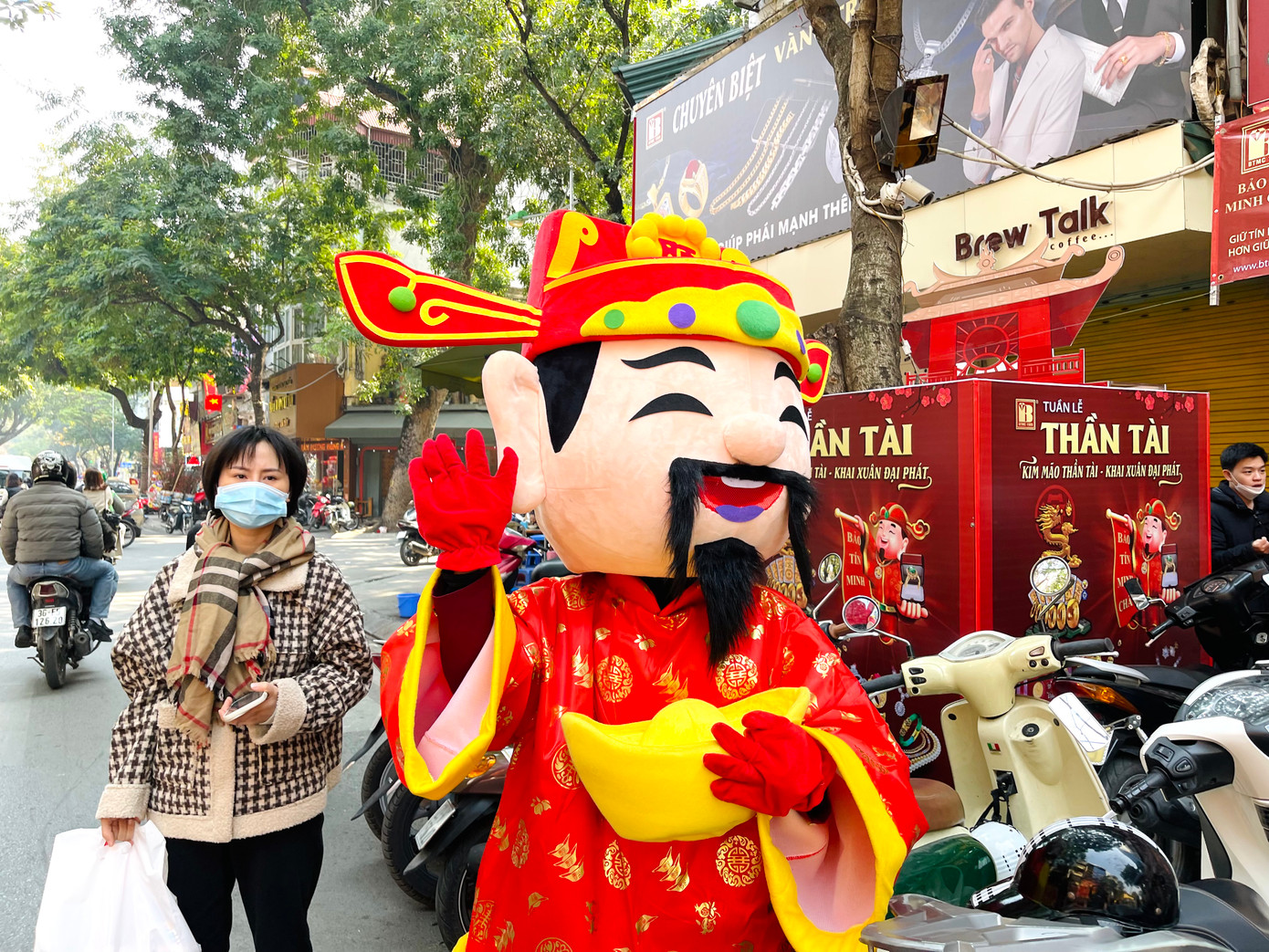 Theo dân gian, ngày 10 tháng Giêng hàng năm là ngày vía Thần tài. Vào ngày này, người dân thường mua vàng để cầu một năm làm ăn thuận lợi, may mắn.