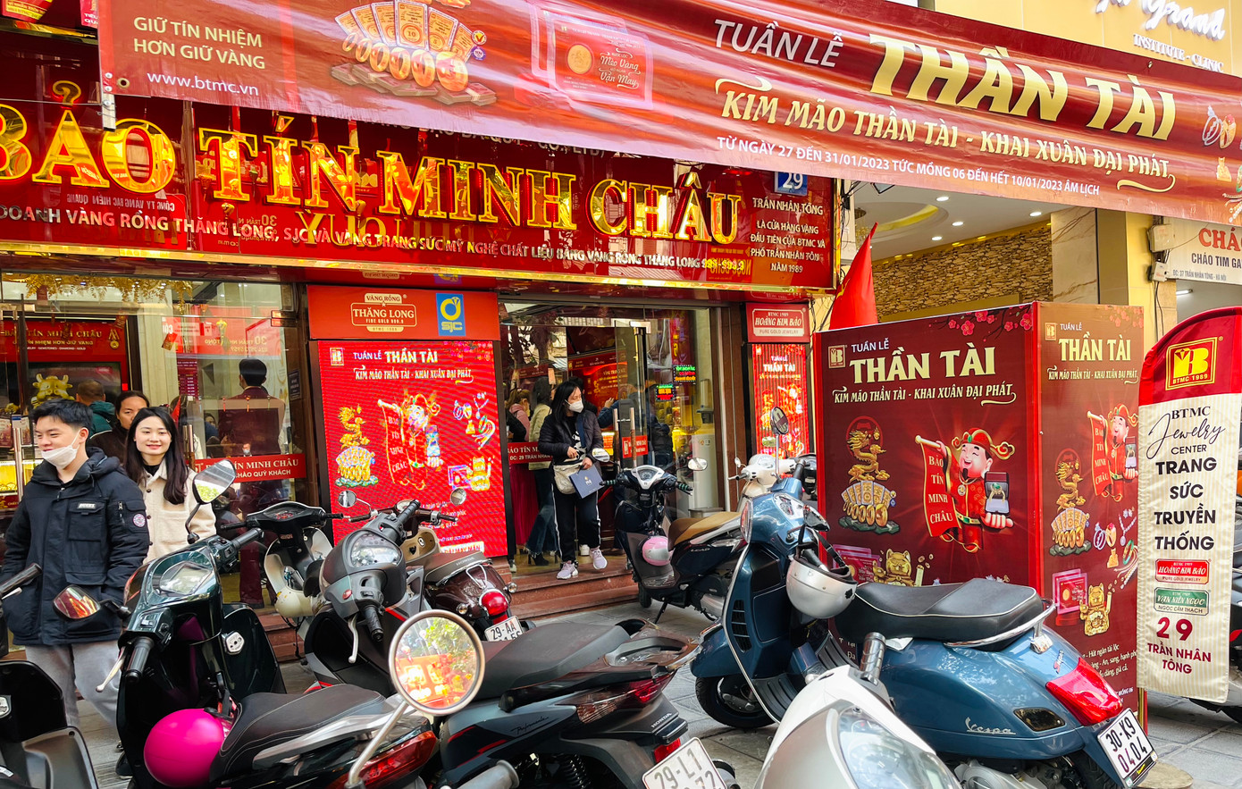 Khách hàng vào các cửa hàng của Bảo Tín Minh Châu trên phố Trần Nhân Tông để mua vàng.