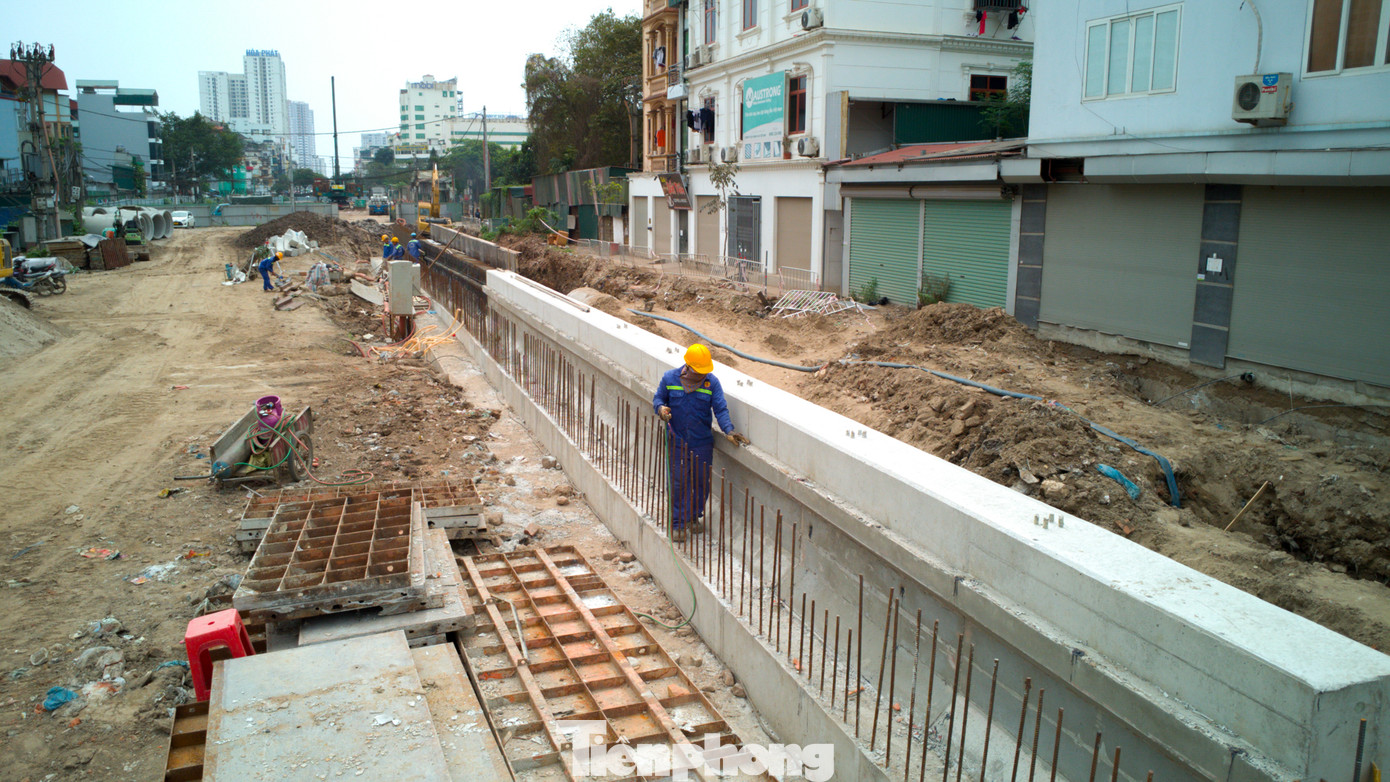 Theo thiết kế, hầm chui nút giao Kim Đồng - Giải Phóng có quy mô 4 làn xe, tổng chiều dài hầm 460m, trong đó 140m hầm kín và 320m hầm hở.