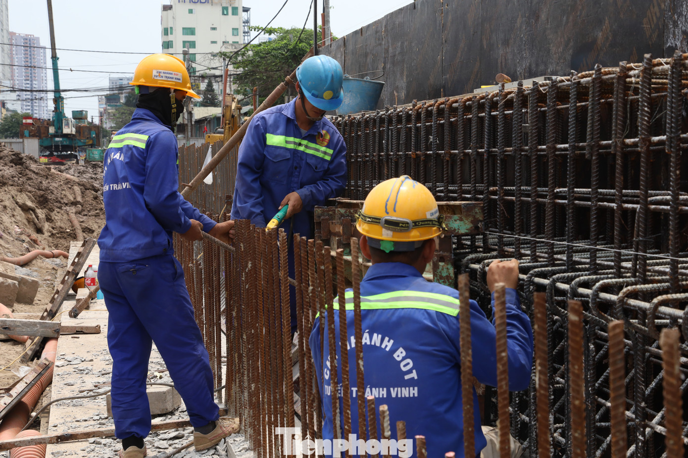 Hiện tại trên công trường có gần 50 công nhân chia làm 2 ca thi công cùng máy móc đang gấp rút đẩy nhanh tiến độ phục vụ xây dựng công trình.