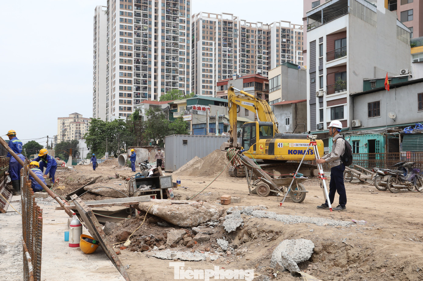 Mặt bằng thi công hai bên vỉa hè đường Kim Đồng cũng đang vướng đường điện, cáp thông tin, nước sạch. Việc di chuyển và thi công các công trình hạ tầng trên phạm vi mặt bằng này gặp khá nhiều khó khăn.