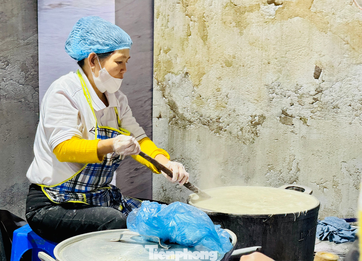 Đa dạng các món ăn và các sản phẩm tiêu biểu làng nghề truyền thống của Hà Nội được đưa vào không gian văn hóa ẩm thực. Đặc sắc nhất phải kể đến cốm Mễ Trì, miến làng So, chè lam Thạch Xá, rượu làng Ngâu, cháo gõ Quảng Phú Cầu, bánh cuốn Hòa Nam…