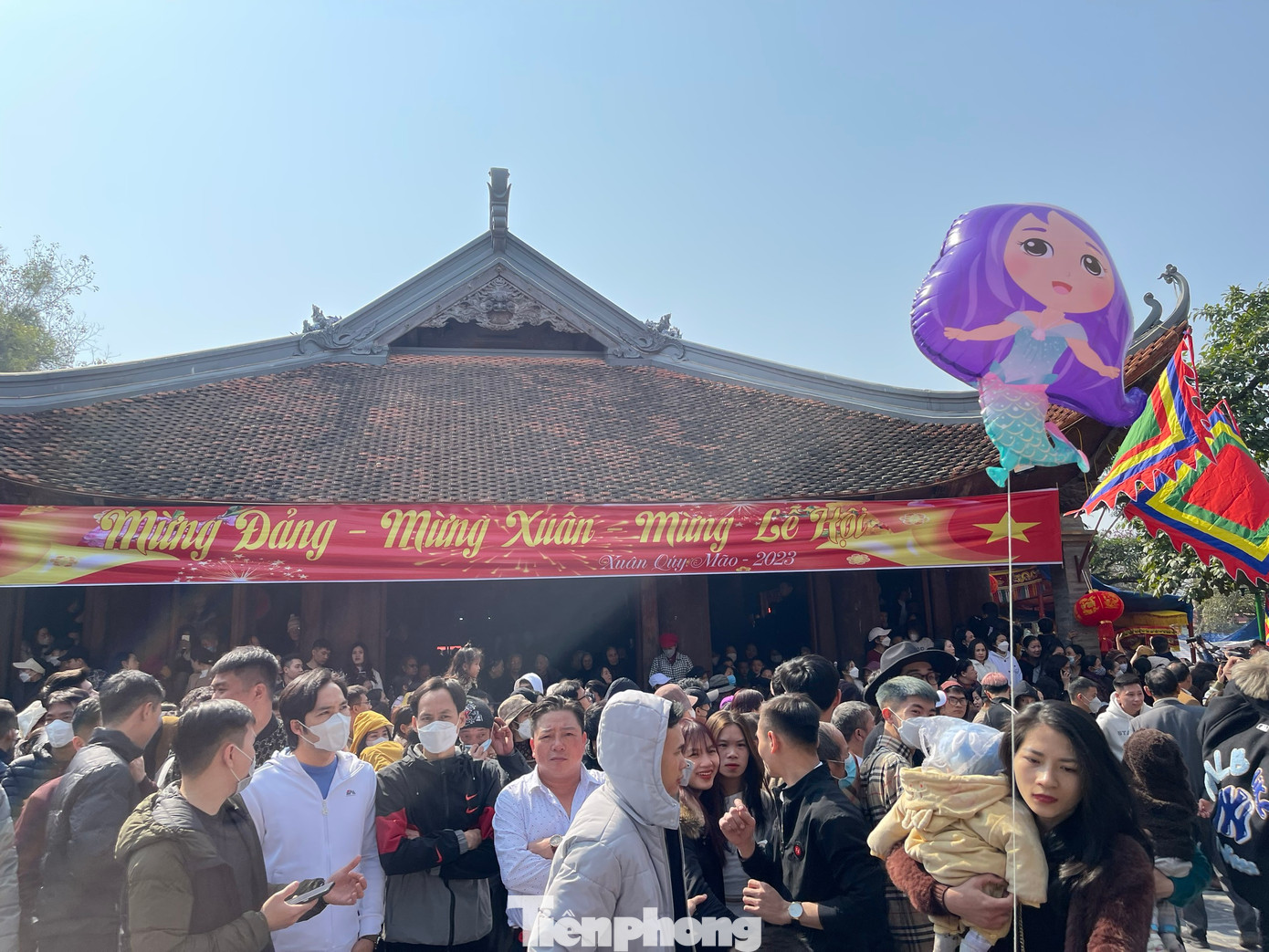 Hàng nghìn du khách khách thập phương và dân làng reo hò, cổ vũ các ông đám đang được rước chạy vòng quanh sân đình.