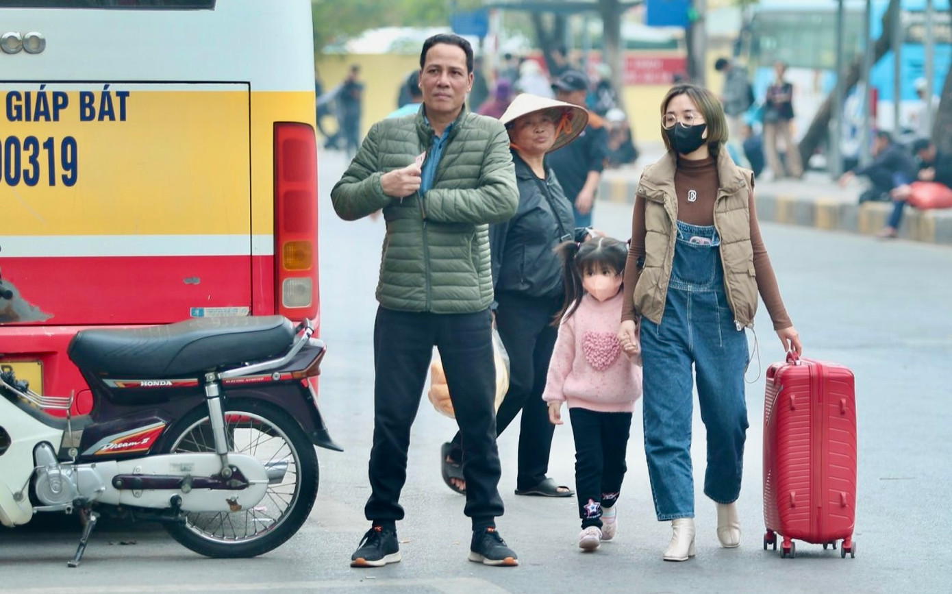 Trao đổi với PV Tiền Phong, đại diện bến xe Giáp Bát cho biết, dự định lượng hành khách tăng khoảng 300% so với ngày thường nên bến xe đã chủ động phương tiện tăng 250 lượt xe/ngày, tăng 25% so với ngày thường.