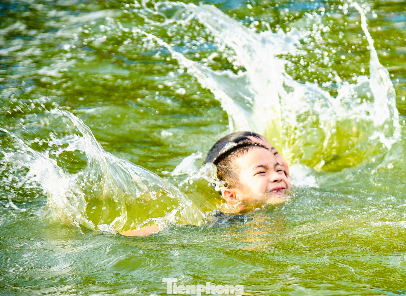 Nhờ ao làng trở thành bể bơi miễn phí mà giờ hầu như trẻ em trong làng đều được dạy bơi, biết bơi, giúp phòng tránh đuối nước và nâng cao sức khỏe. Nhờ ao làng trở thành bể bơi miễn phí mà giờ hầu như trẻ em trong làng đều được dạy bơi, biết bơi, giúp phòng tránh đuối nước và nâng cao sức khỏe.