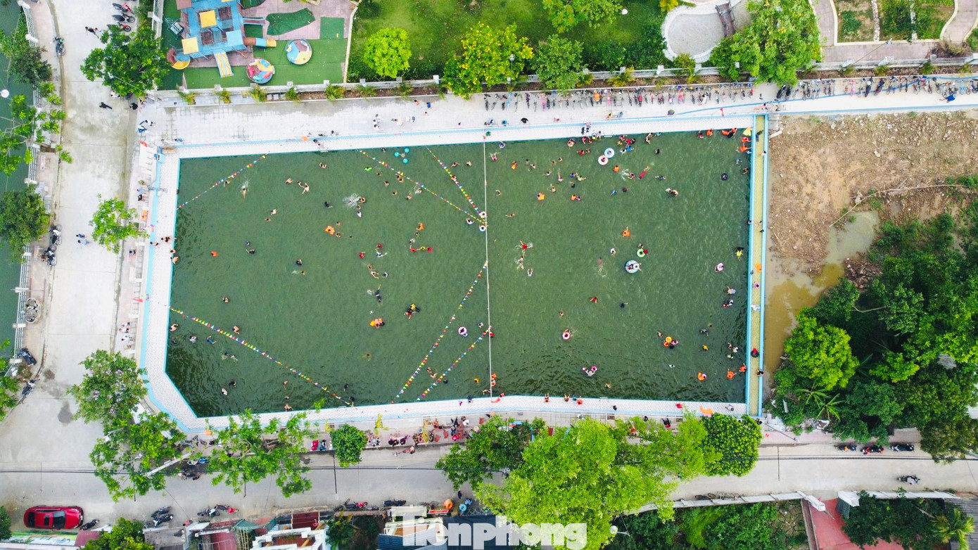 Trước khi được cải tạo thành bể bơi khổng lồ, nơi đây vốn là ao tù với nhiều loại rác thải, ô nhiễm. Trước khi được cải tạo thành bể bơi khổng lồ, nơi đây vốn là ao tù với nhiều loại rác thải, ô nhiễm.