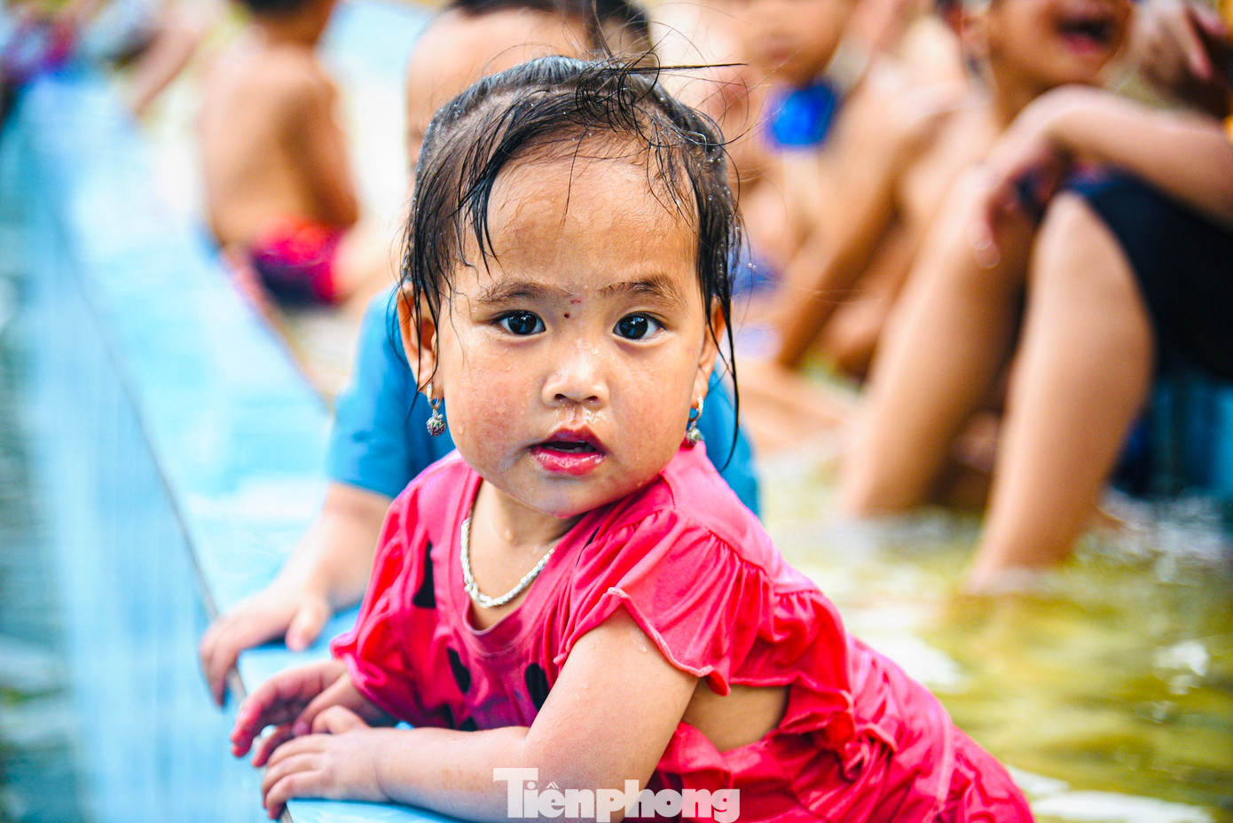 Nhiều em nhỏ trong thôn thích thú bơi lội, vẫy vùng trong làn nước xanh mát. Nhiều em nhỏ trong thôn thích thú bơi lội, vẫy vùng trong làn nước xanh mát.