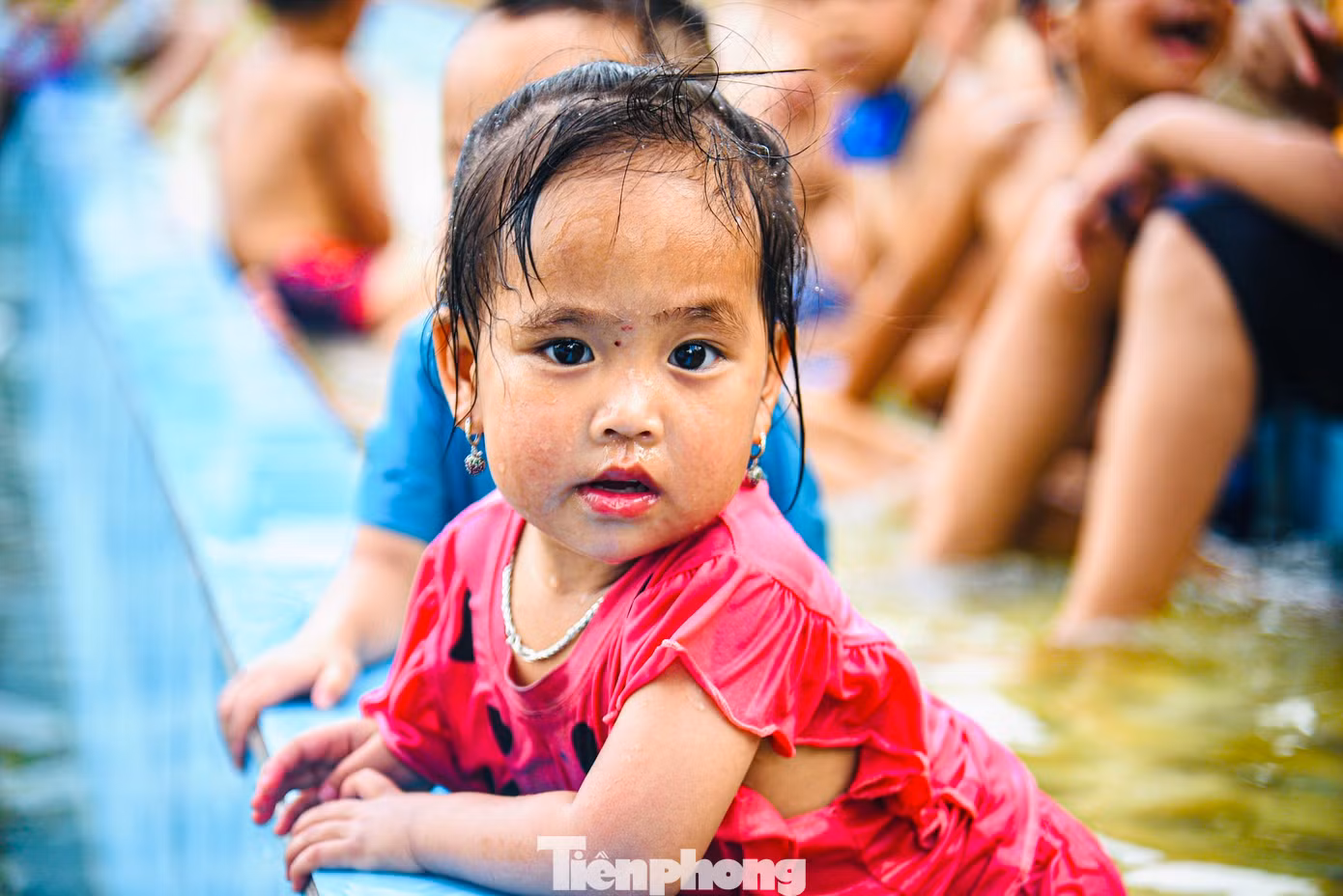 Nhiều em nhỏ trong thôn thích thú bơi lội, vẫy vùng trong làn nước xanh mát. Nhiều em nhỏ trong thôn thích thú bơi lội, vẫy vùng trong làn nước xanh mát.